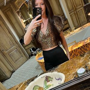 Topshop
Size 4 
Leopard animal print puff sleeve crop top